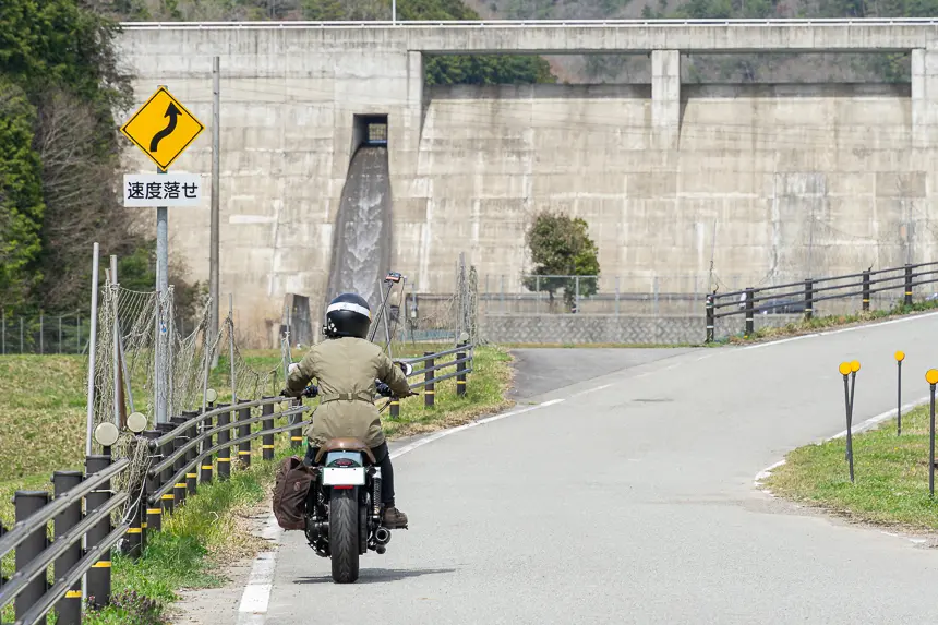 栗柄ダムに向かうスポーツスター