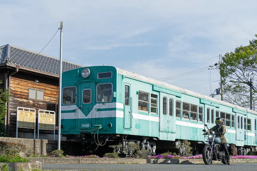 鍛冶屋線記念館のレトロな電車とスポーツスター