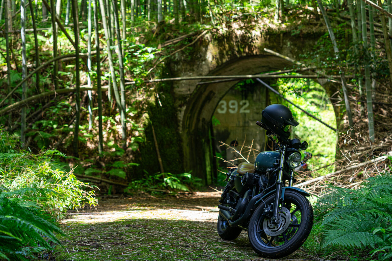 砲熕谷トンネルとXL883R