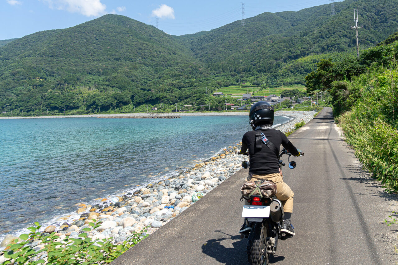 瀬崎浜を楽しむカゲ美