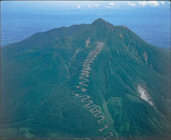 九十九折りが続く津軽岩木スカイライン