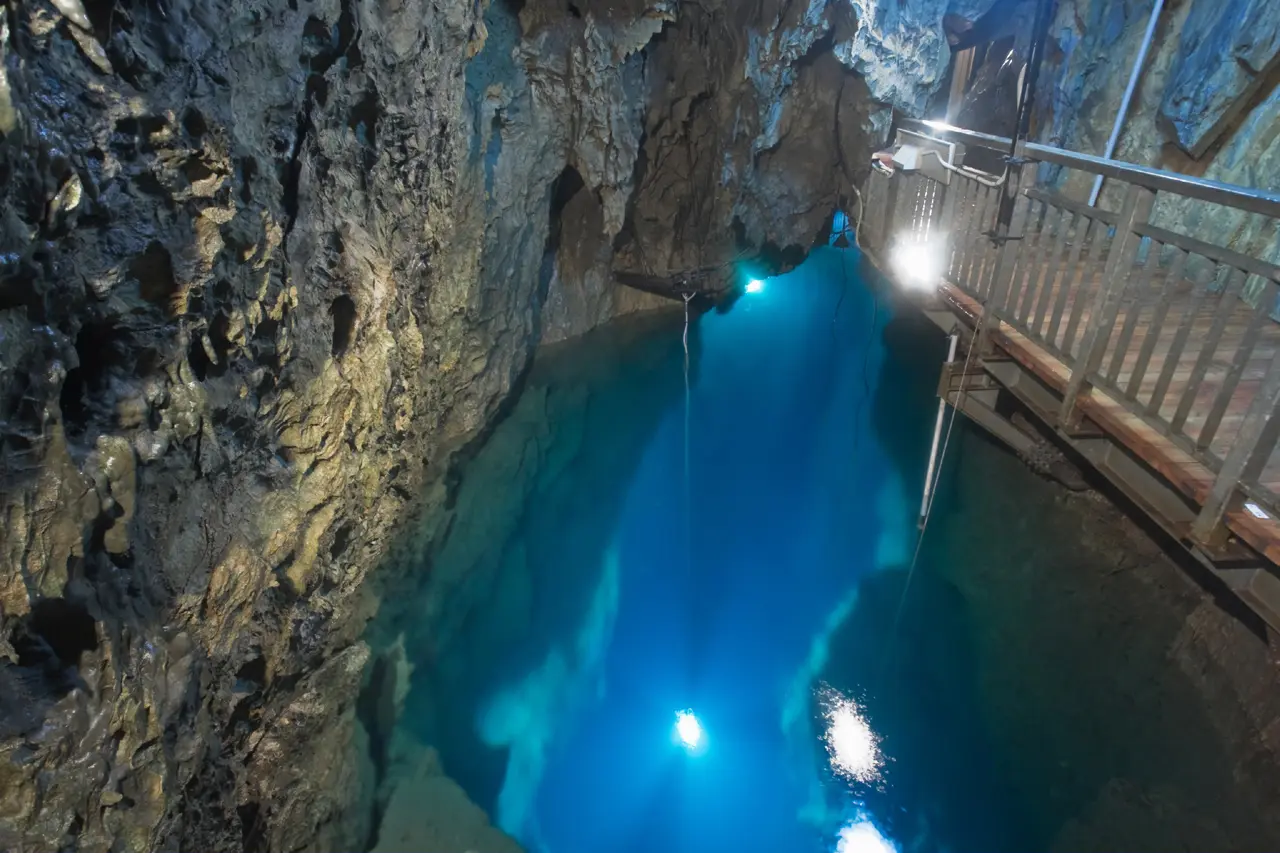 龍泉洞の地底湖