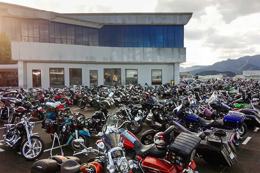 施設に集まるバイク乗り