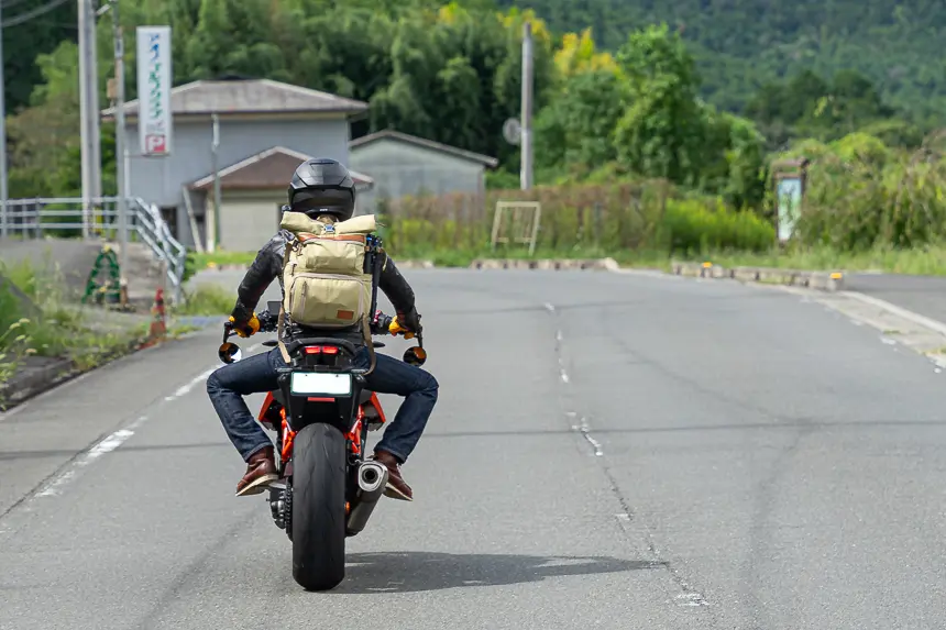 ガニ股で走るバイク乗り