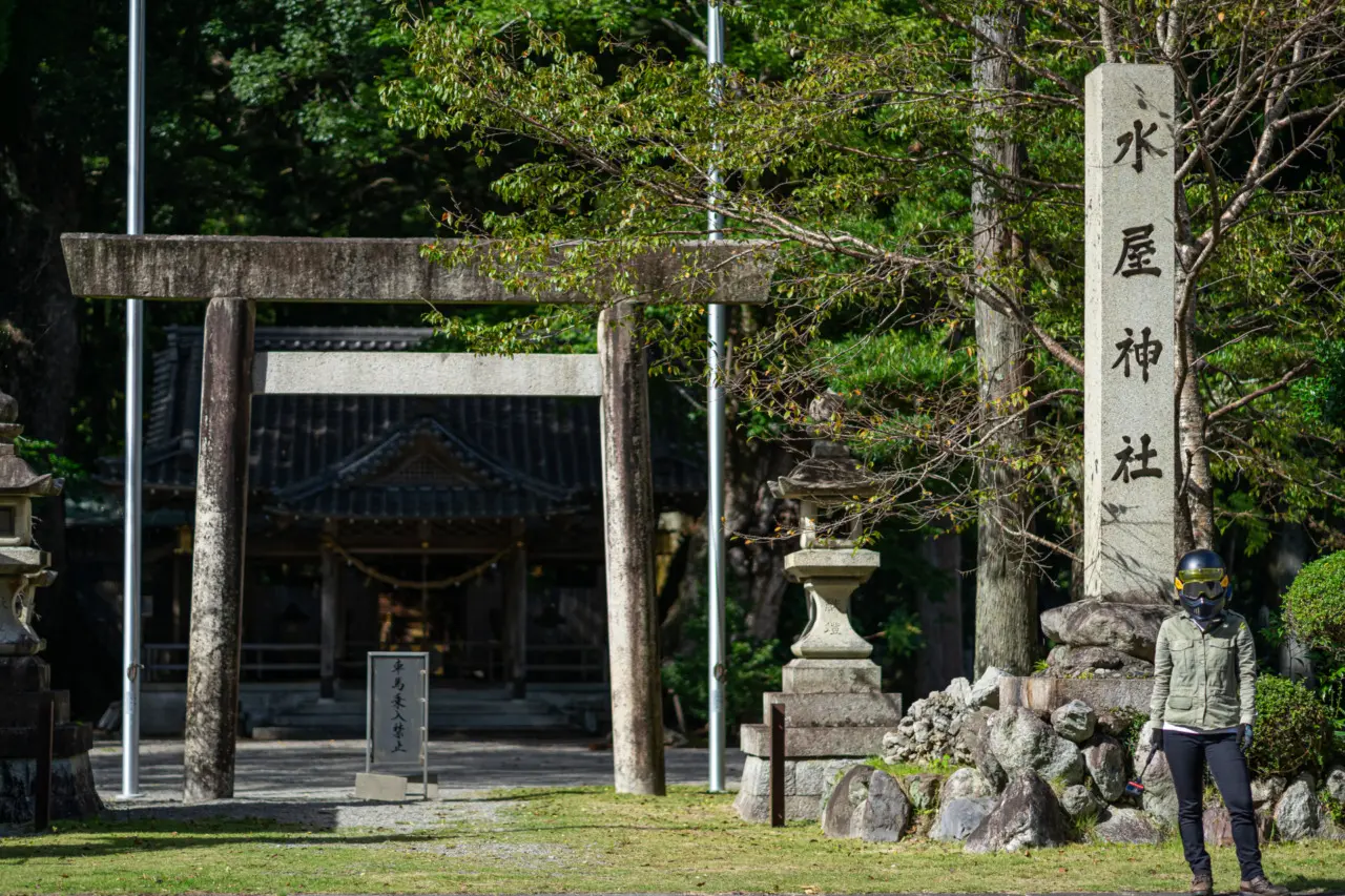 水屋神社とカゲ美