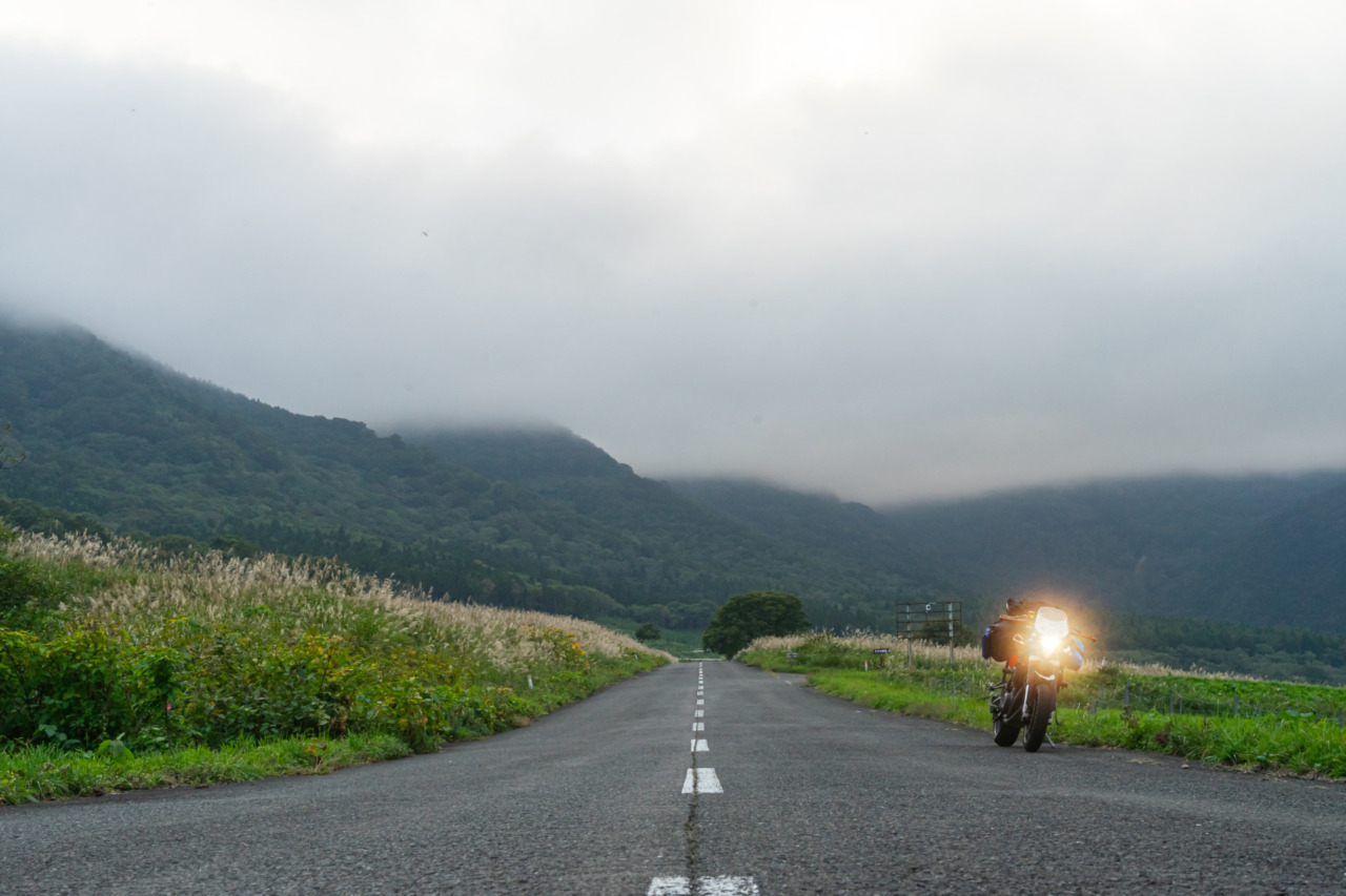 鬼首のすすき野原とNUDA900R