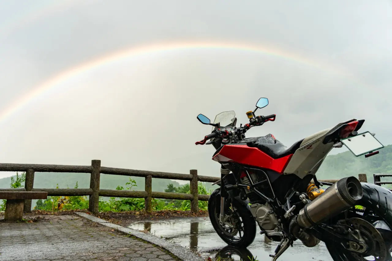 雨打たれるNUDA900R