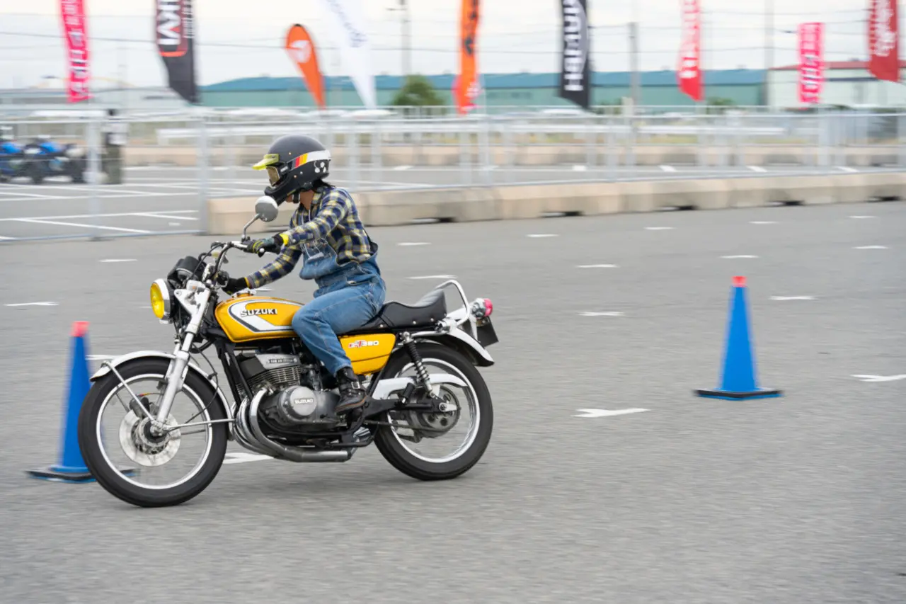 SUZUKI GT380に乗るカゲ美