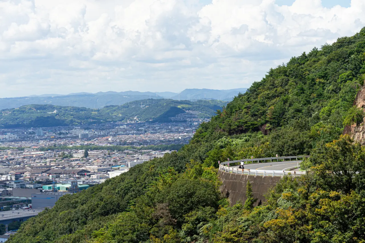 鷲羽山スカイラインを走るカゲ美