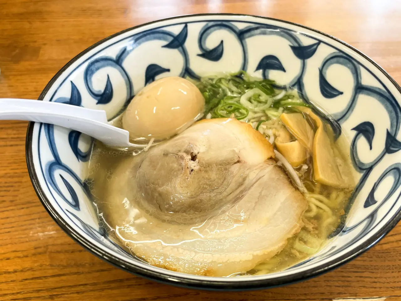 牛骨塩ラーメン　680円　+　煮卵トッピング　120円