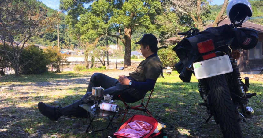 初夏の晴れた午後に名水で淹れたコーヒーを楽しむ、ソロツーリング中の筆者（男性、バイク歴40年）