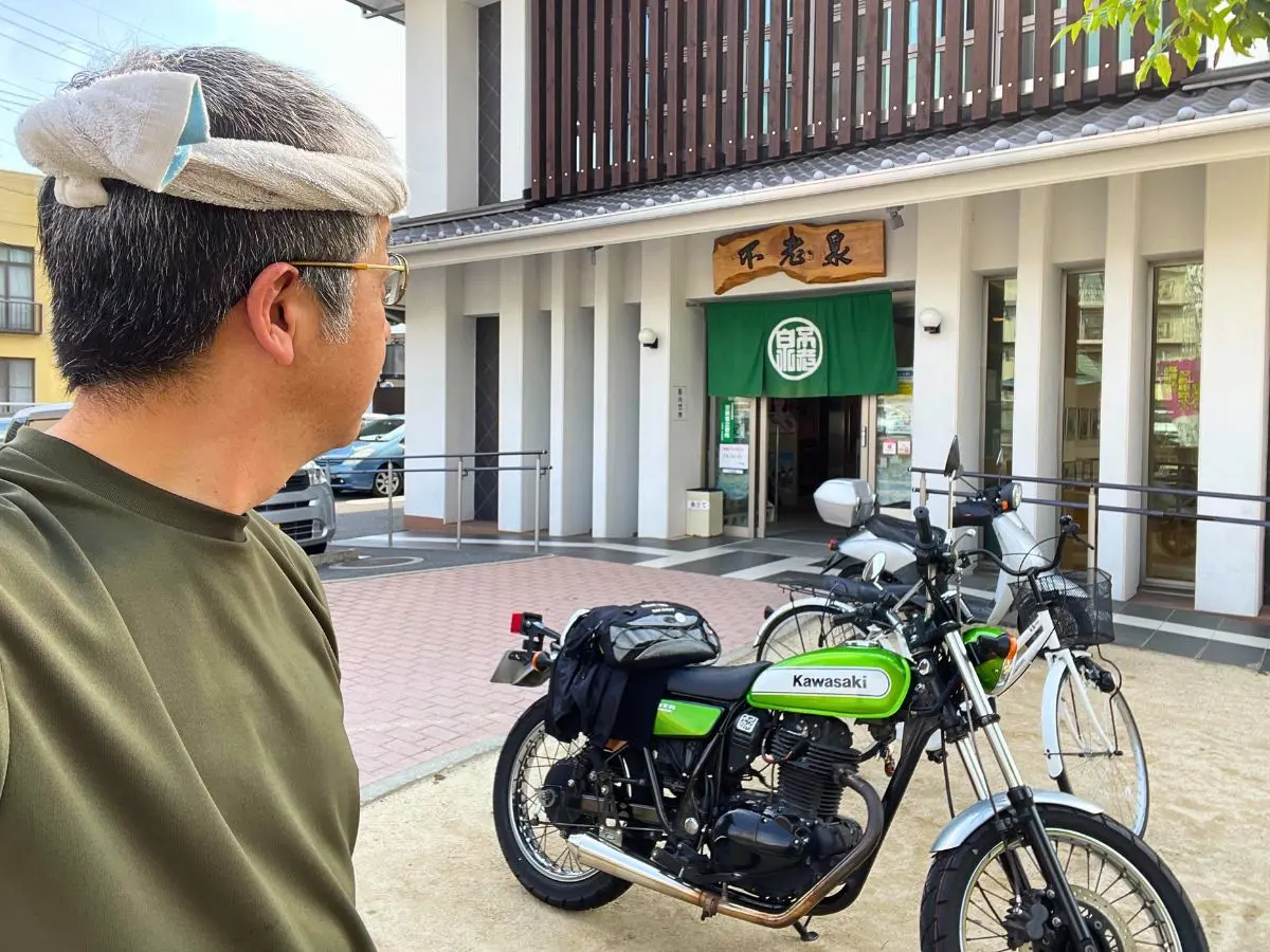 大分県別府市の不老泉温泉に立ち寄る、ソロツーリング中の筆者（男性、バイク歴40年超）とバイク
