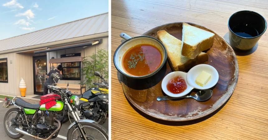 大分県日田市のライダーズカフェ「コルセベース」前に並ぶバイクと、店内で提供されるトースト・スープのモーニングセット