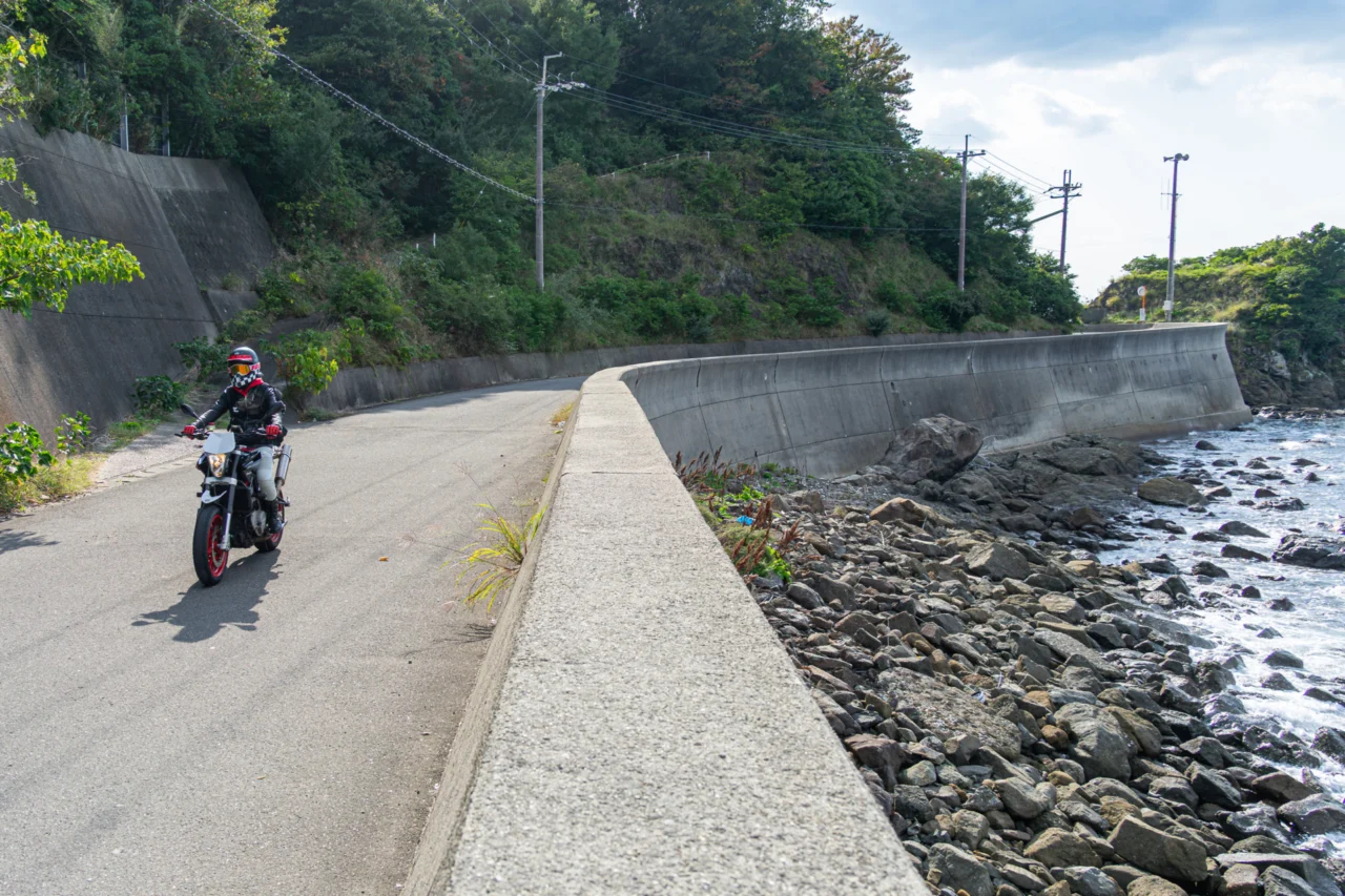 端崎を走るNUDA900