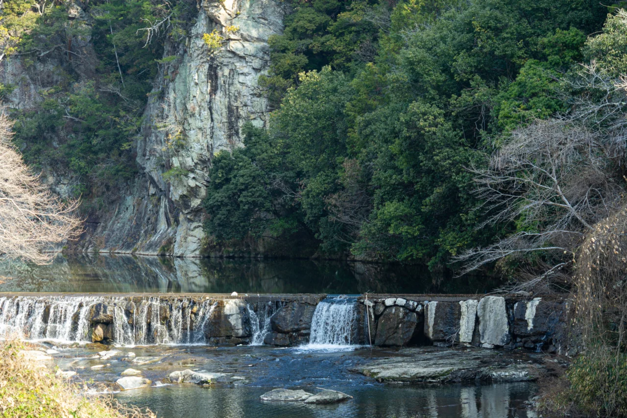 道の駅 いながわのそばにある屏風岩