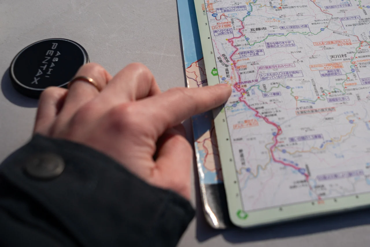 ツーリングマップルを使って現在地を確認している様子。
