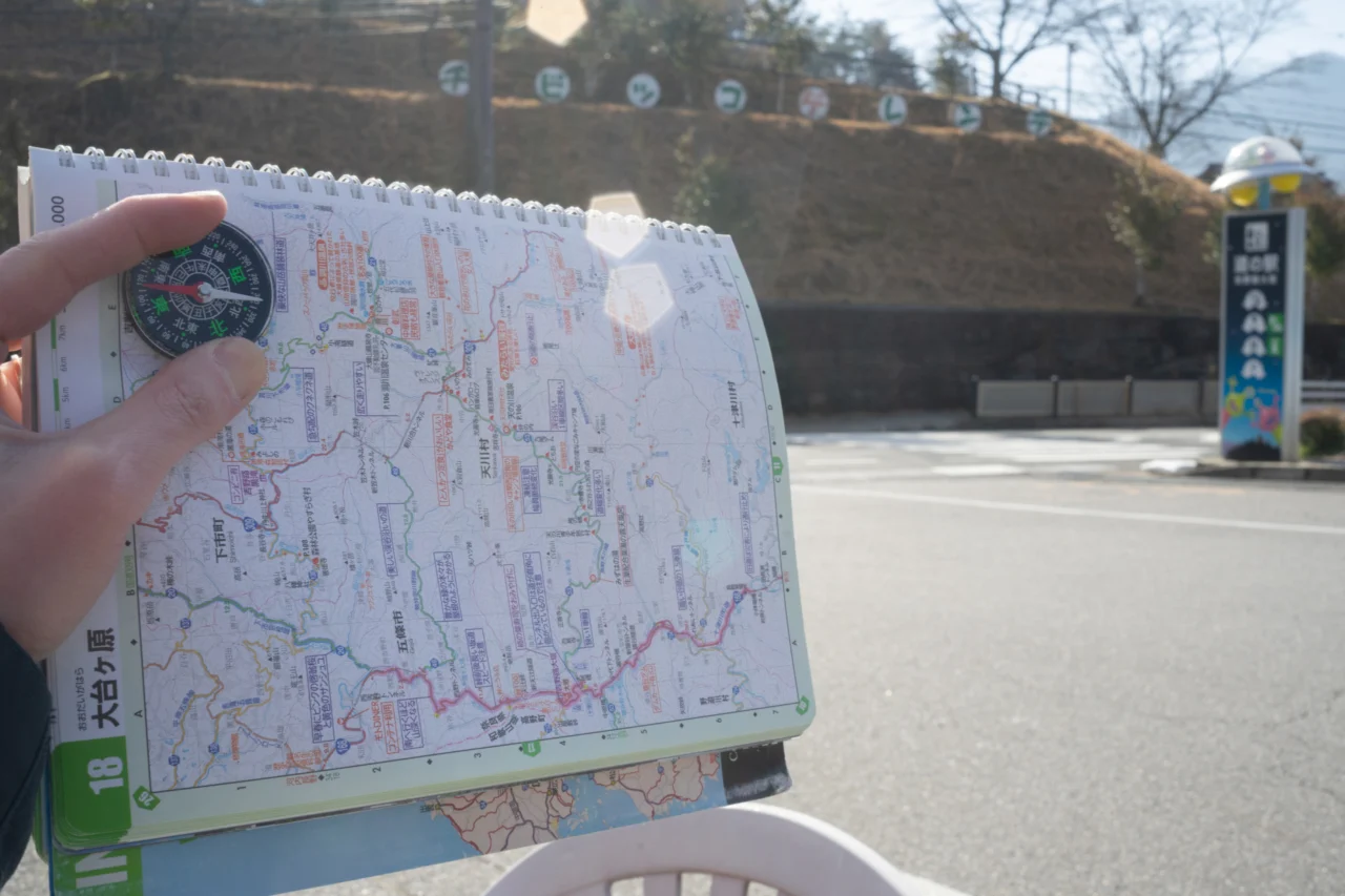 地図の上とコンパスの北を合わせて向いている方向をチェックする