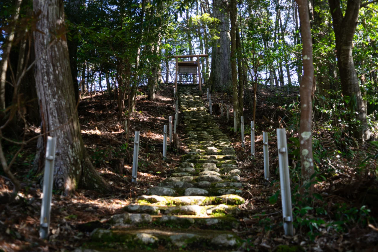 お首塚「南帝稜」へと続く石の階段
