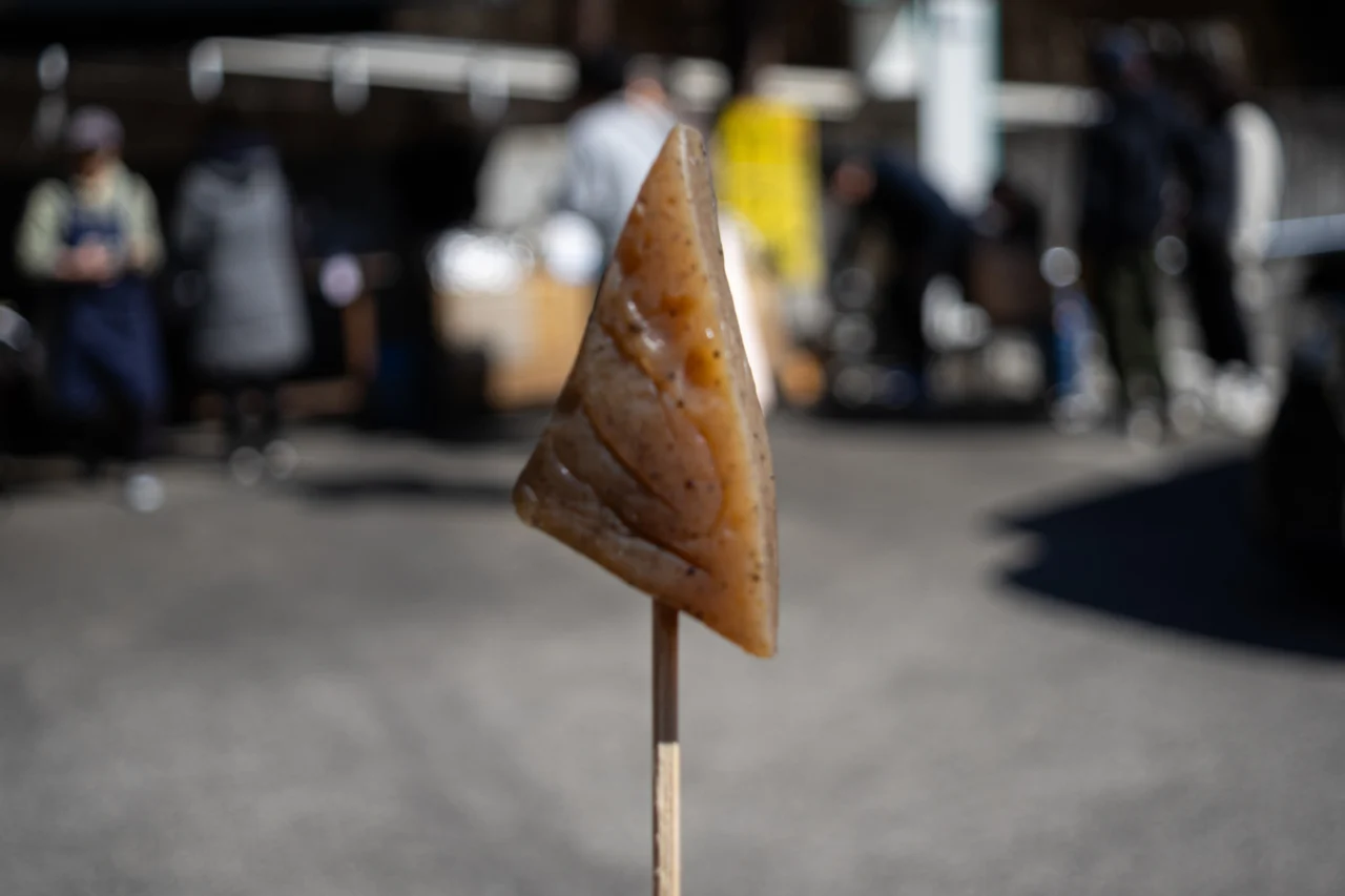 十津川名物の串こんにゃく(200円)。味付けはすっぴんと柚子から選べる。