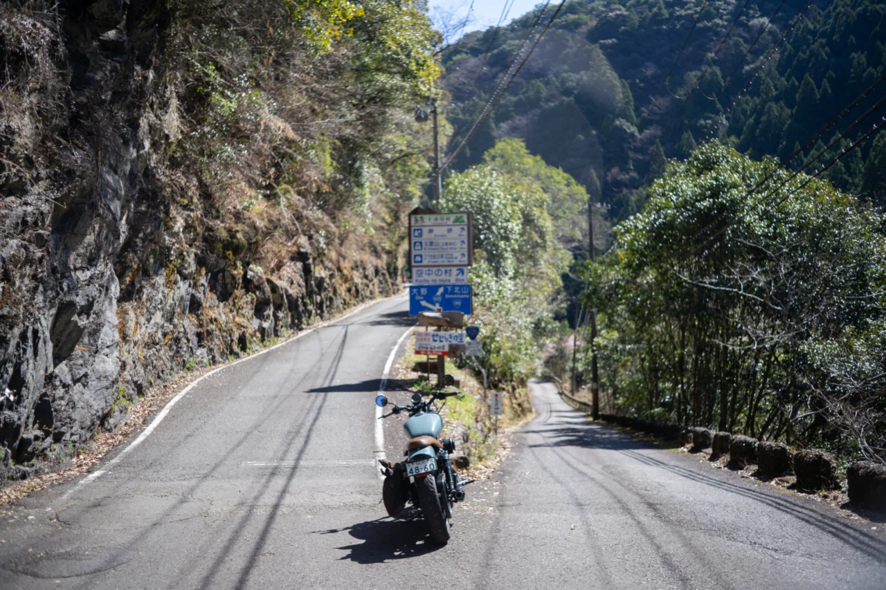 県道425号線で突如現れる紛らわしい分岐。右を進むのが正解。