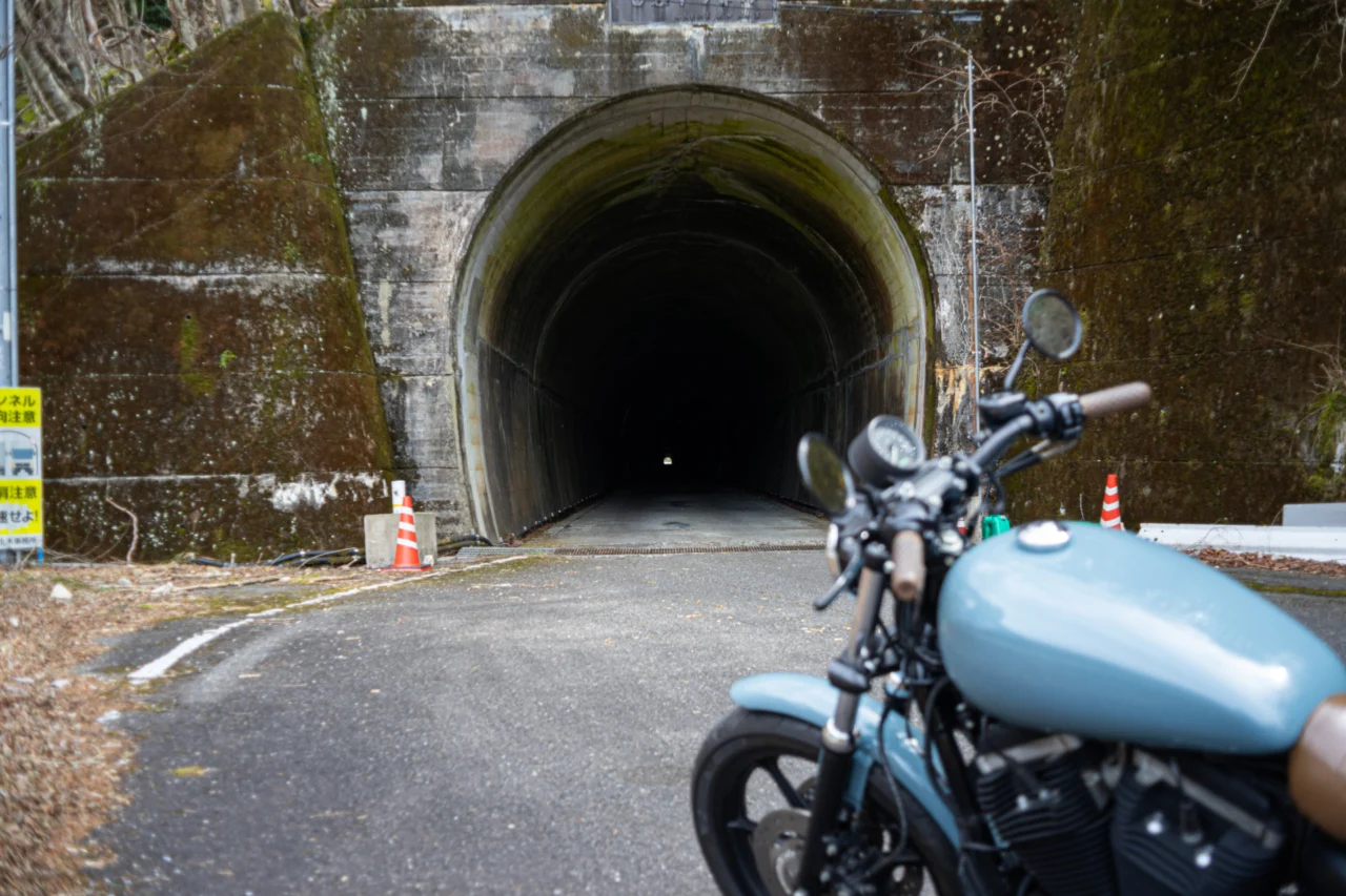 驚くほど暗くて長い白谷トンネル