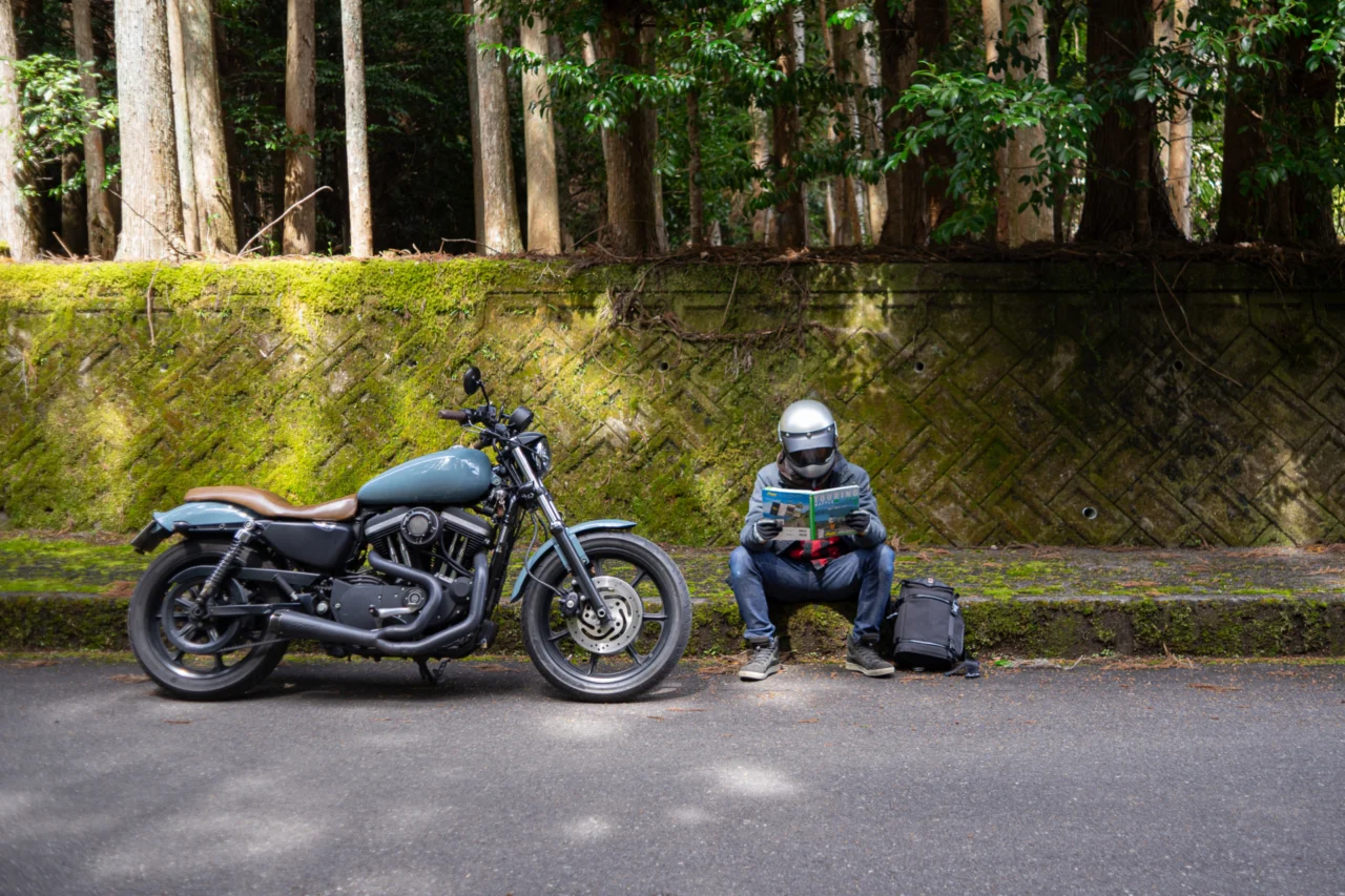 デジタルデトックス・ツーリングの一コマ。カゲ太がスポーツスターを停め、地図で行き先を考えているシーン。