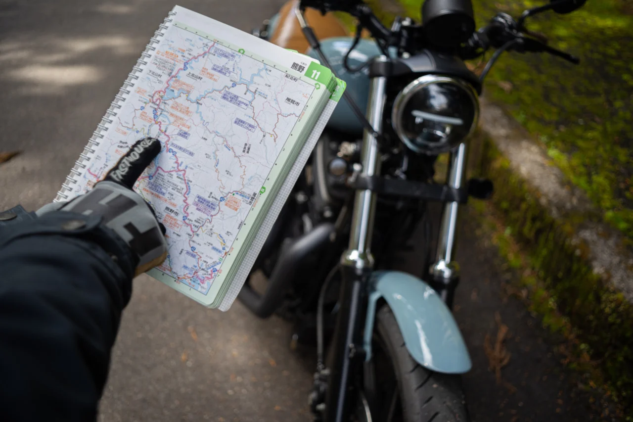 ツーリングマップルを使ってルートを考える様子