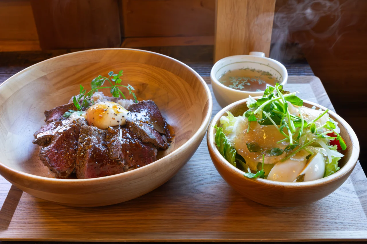 喫茶ホラあなの鹿肉ロースト丼(1,800円)