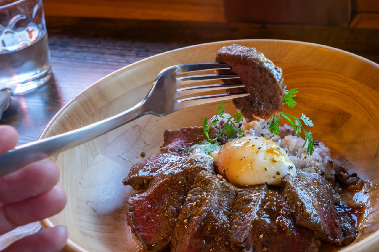 100gものブロックを厚くスライスした贅沢な鹿肉ロースト