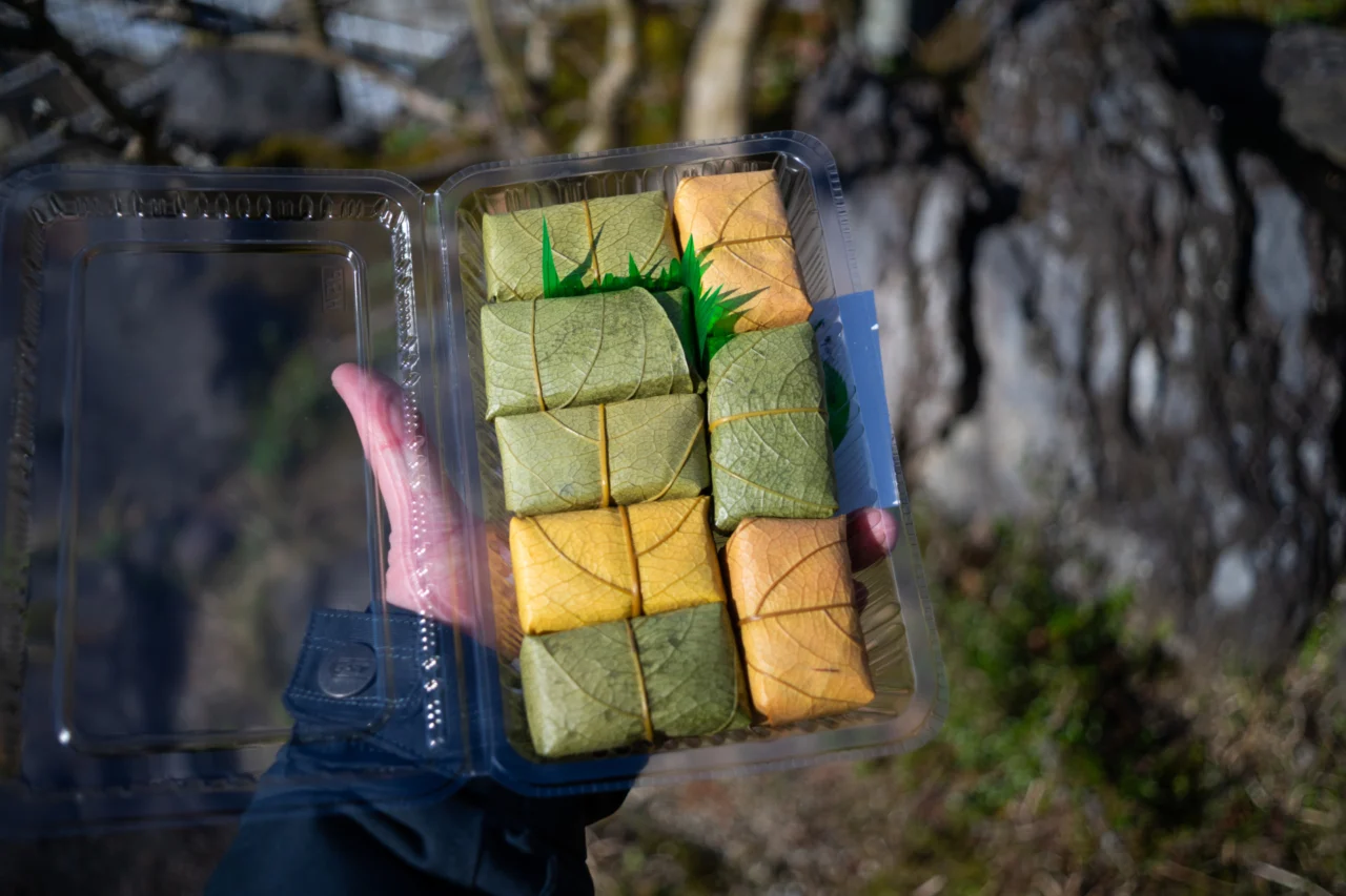 柿の葉が鮮やかな大滝茶屋の柿の葉寿司