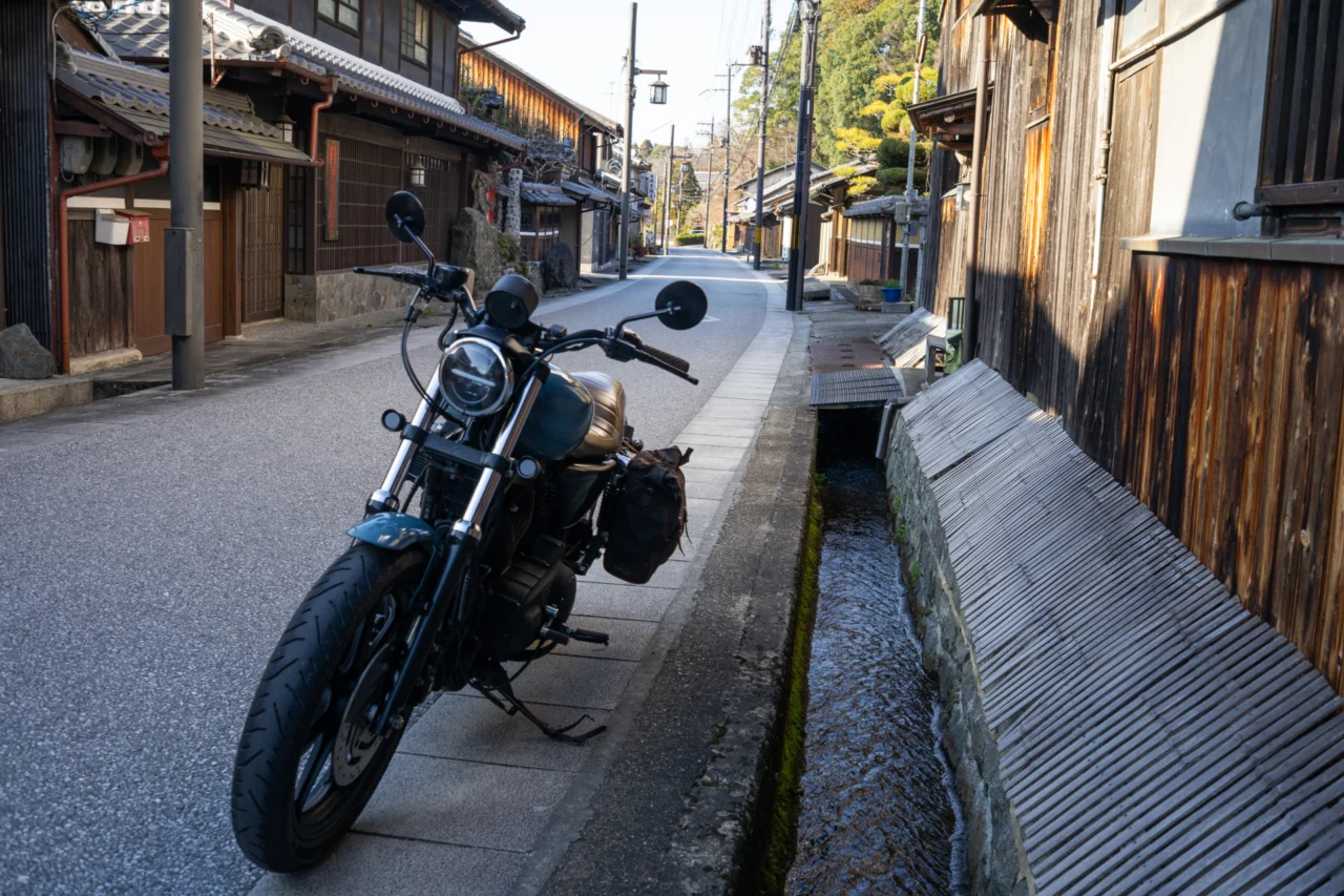 宇陀松山町並みとスポーツスター