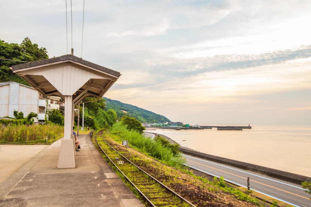 夕やけこやけラインと下灘駅。