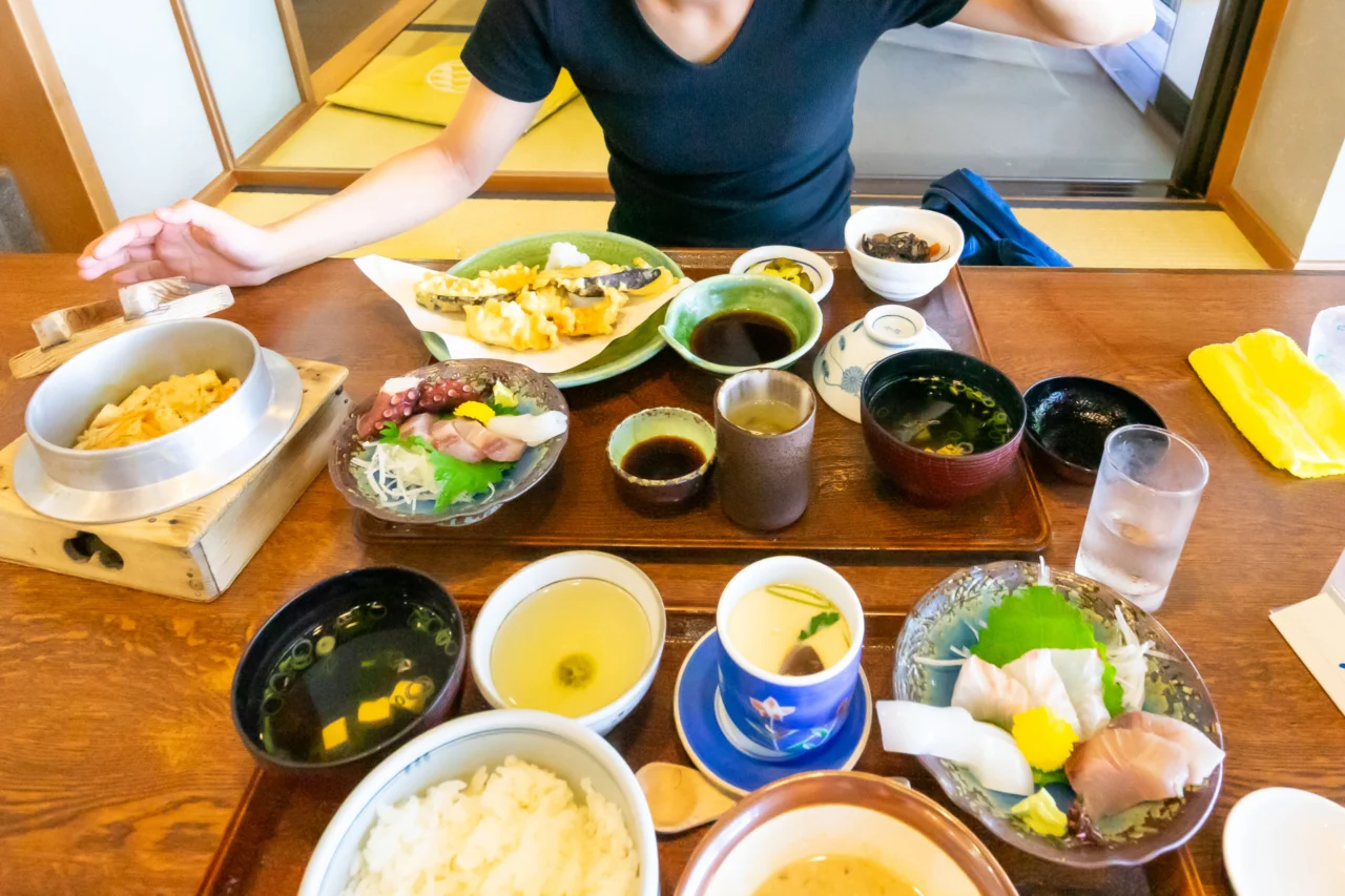 季節料理 魚吉の「漁火セット(1,760円)」を食べるカゲ美。豪華なセットで大満足。