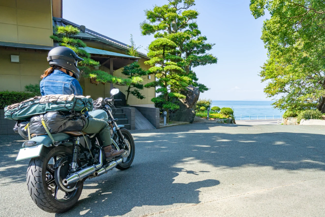 季節料理 魚吉の駐車場から望む夕やけこやけラインと伊予灘の海。