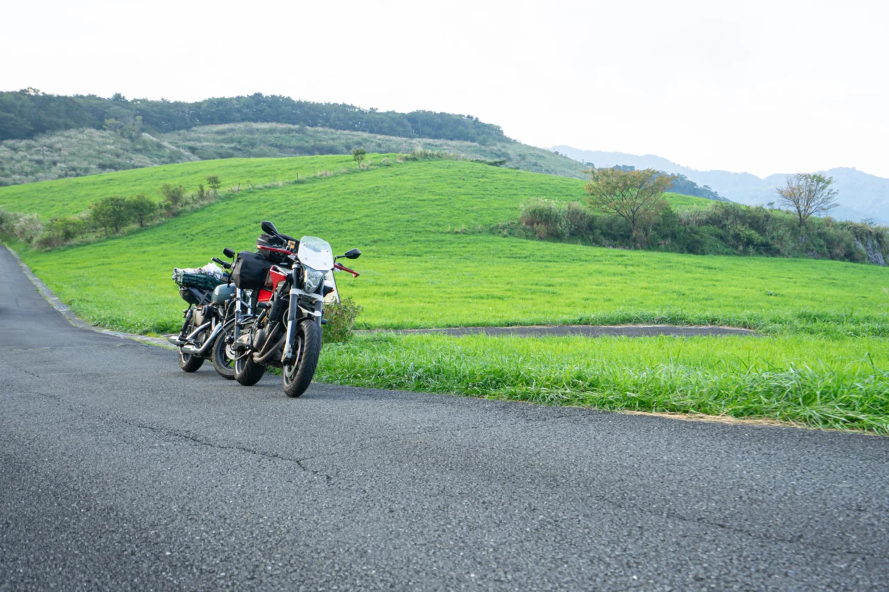 四国カルストの天空ロードとNUDA900RとXL883R。