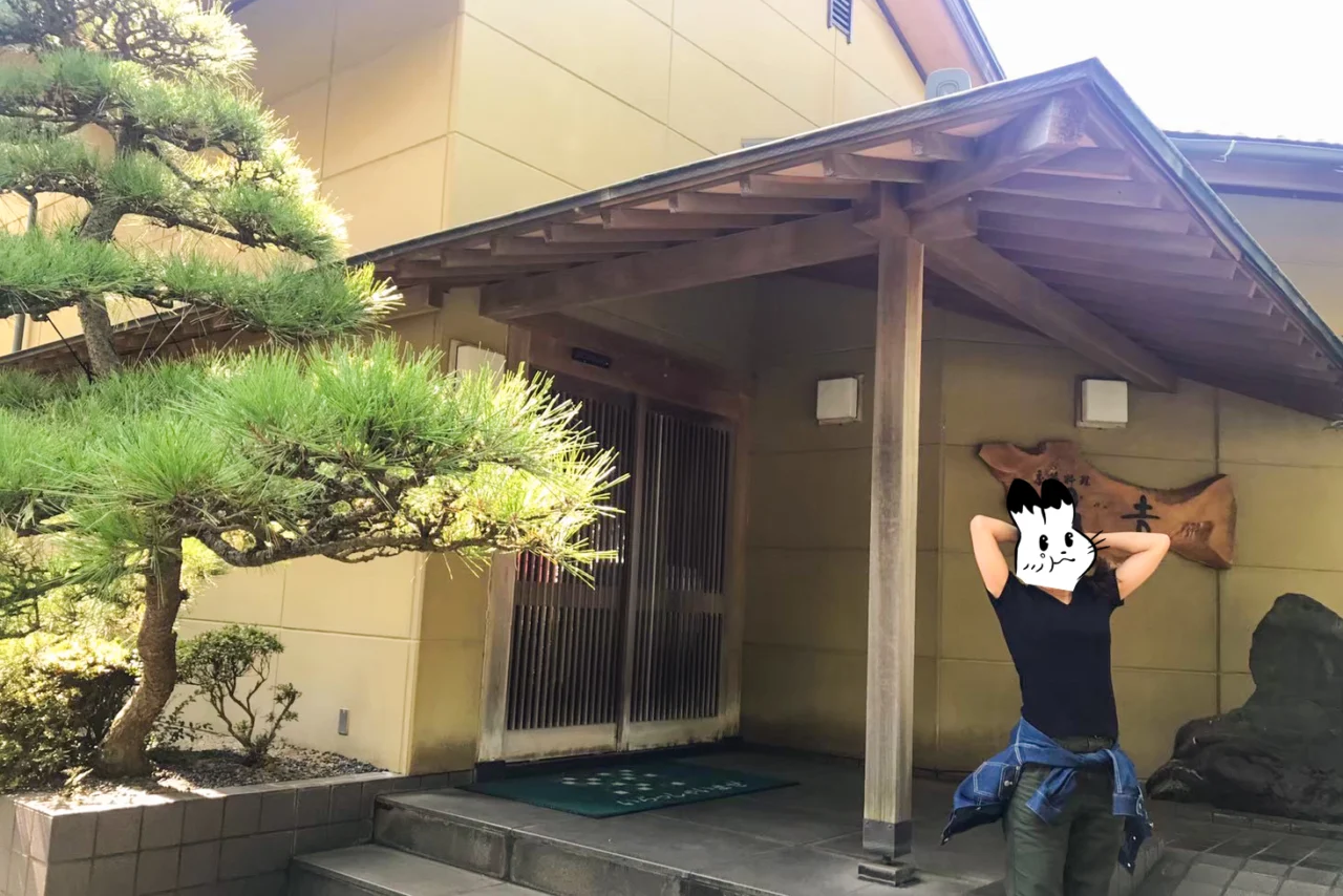 季節料理 魚吉の店構えとカゲ美