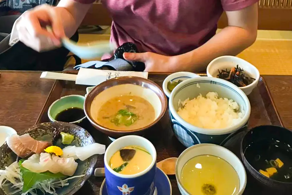 愛媛県の郷土料理「さつま定食(1,650円)」を選んだカゲ太。ごはんが進む味付け。