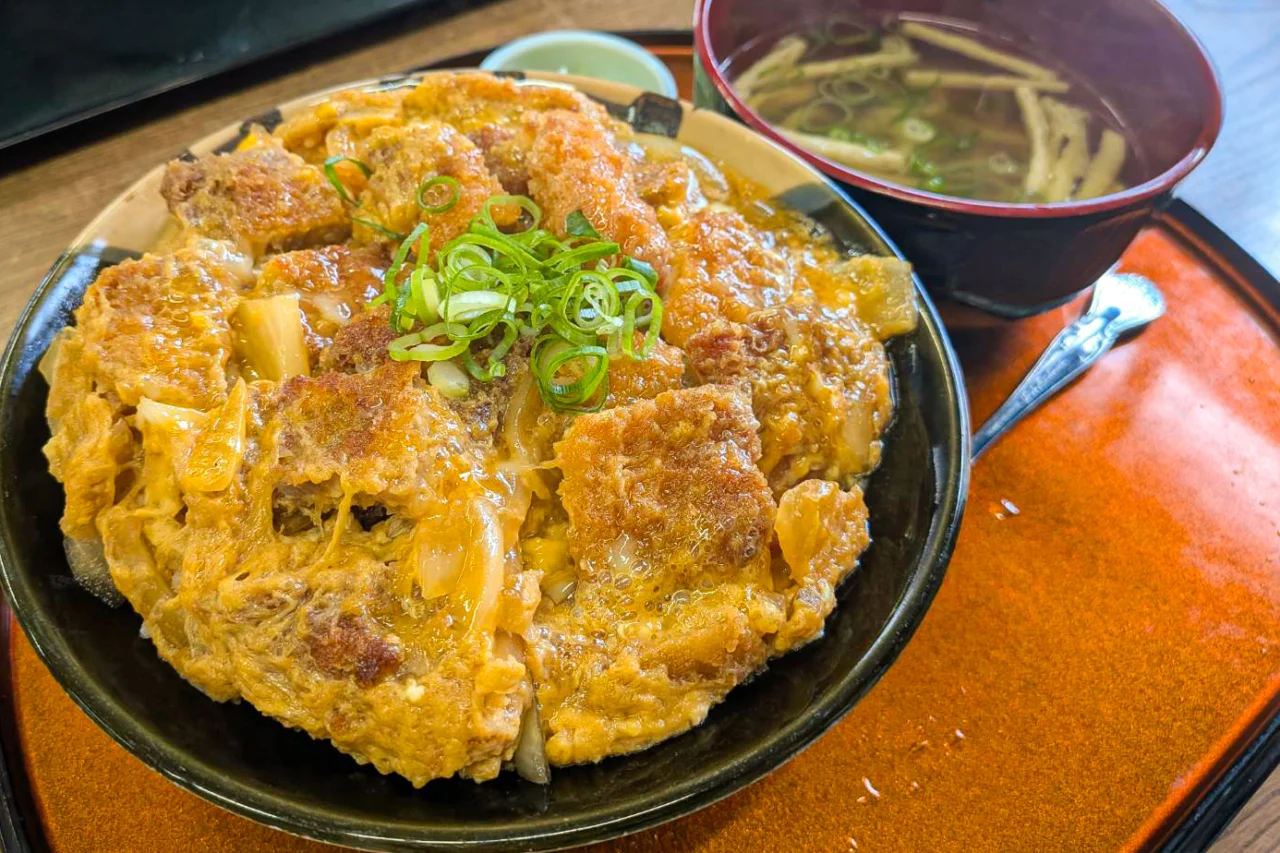 がっつりAランチ(1,100円)のカツ丼。一口カツが2合強のご飯の上に山盛り!