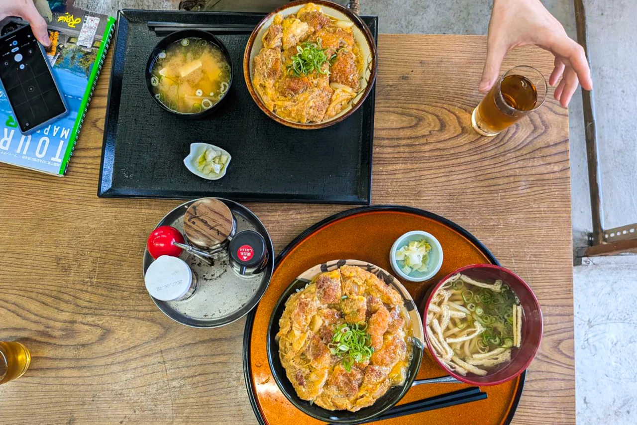 かつ丼 大盛り(950円)とがっつりAランチのかつ丼とミニうどん