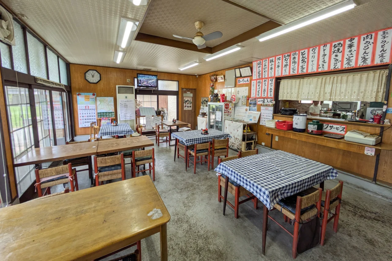 お食事処あっちゃんの店内