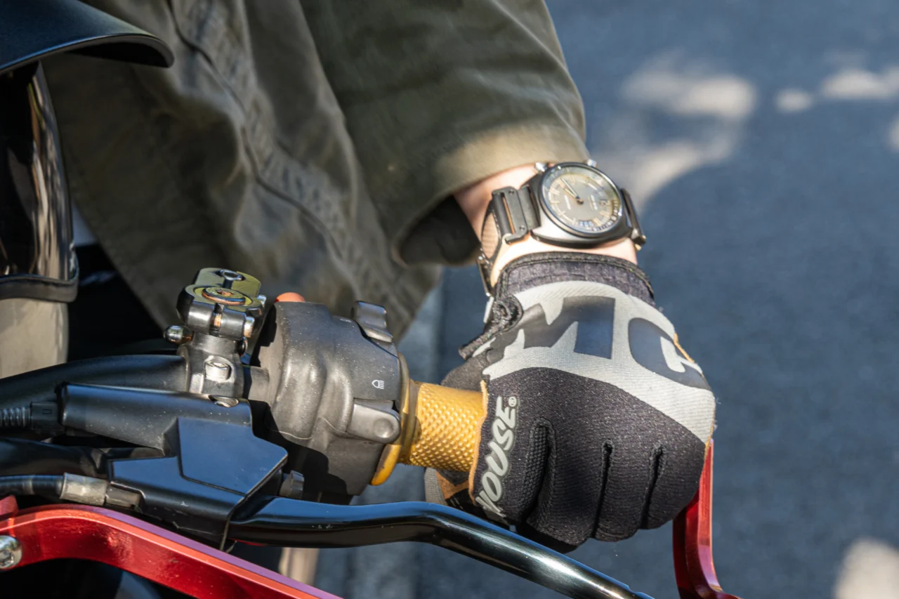 腕にはめて気づく、絶妙な38mmサイズのKENTEX MOTO-R Mid