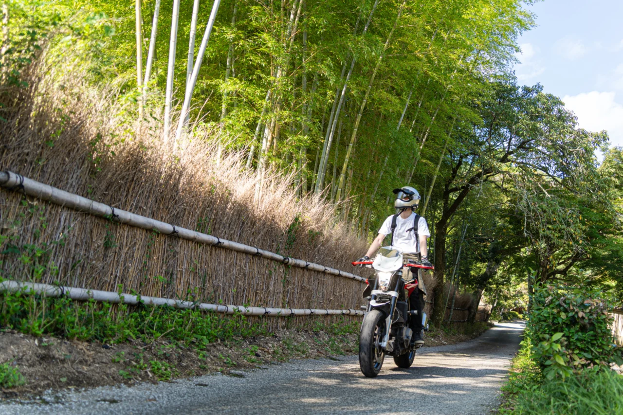 嵯峨鳥居本伝建地区にある竹林を走り抜けるNUDA900R