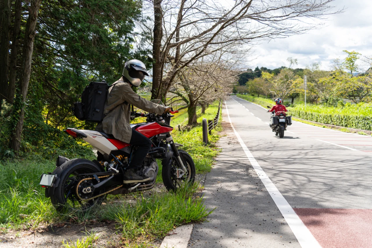 亀岡の水鳥の道を走るNUDA900R