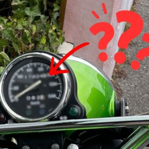 老眼でスピードメーターがぼやけて見えるバイクの運転席