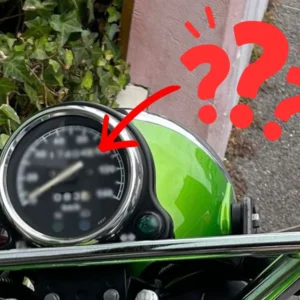 老眼でスピードメーターがぼやけて見えるバイクの運転席
