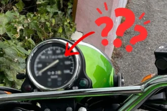 老眼でスピードメーターがぼやけて見えるバイクの運転席
