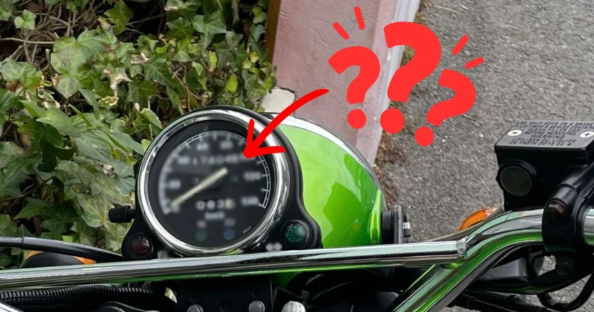 老眼でスピードメーターがぼやけて見えるバイクの運転席